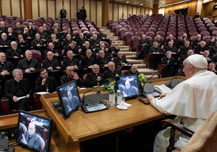 El Papa Francisco escucha al cardenal Omella en un momento de la reunión de este martes