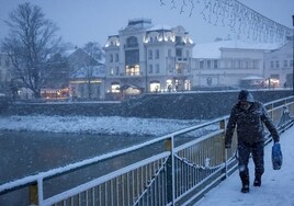16 muertos y oscuridad total: así azota la primera nevada intensa del invierno a Europa del Este