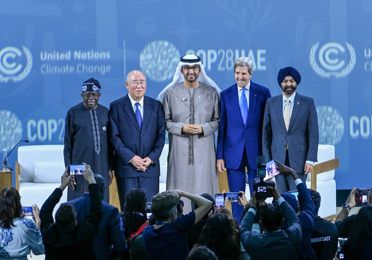 En el centro, el presidente de la Cumbre del Clima en Dubái, Sultan Al Jaber