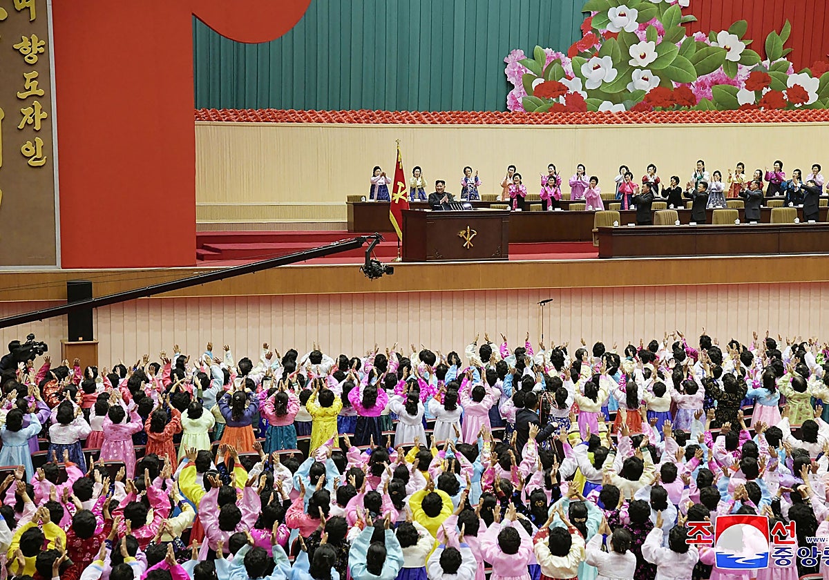 Imágenes de la Conferencia de Madres difundidas por el régimen norcoreano