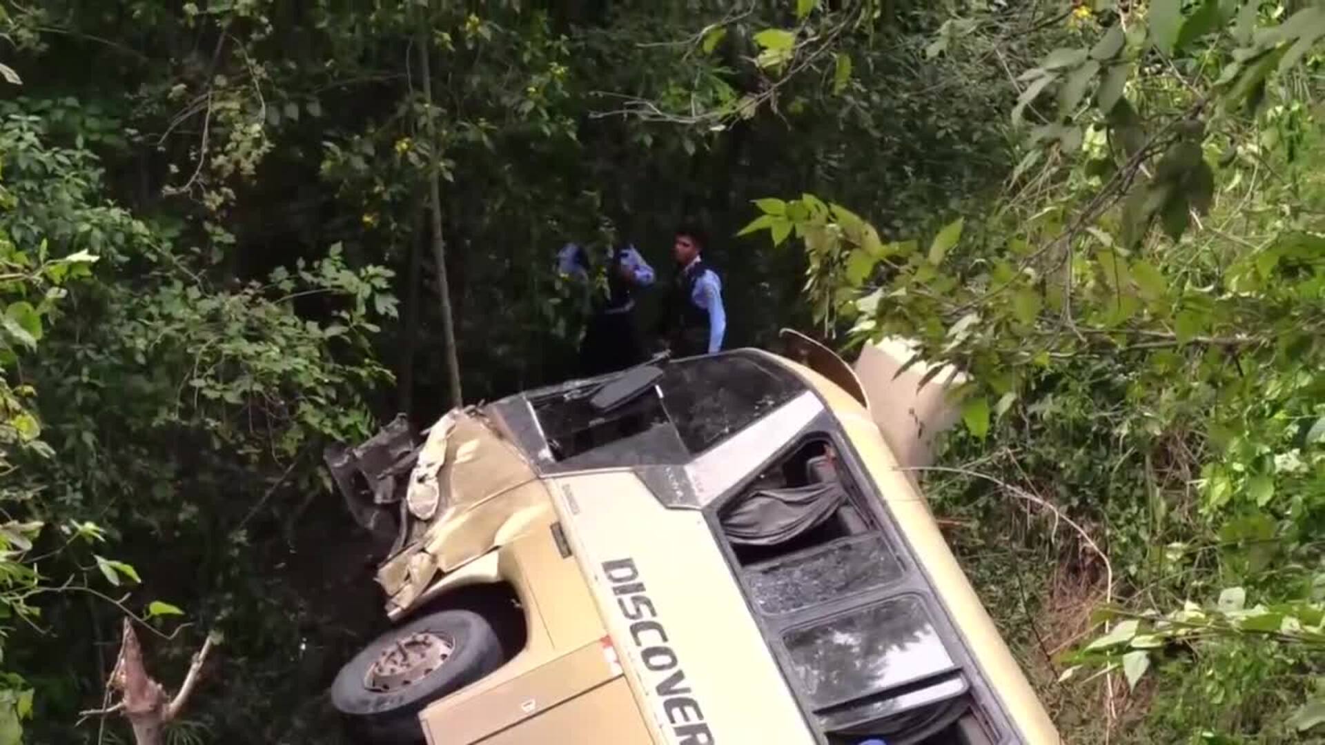 Por lo menos 11 muertos y una veintena de heridos al caer un autobús ...