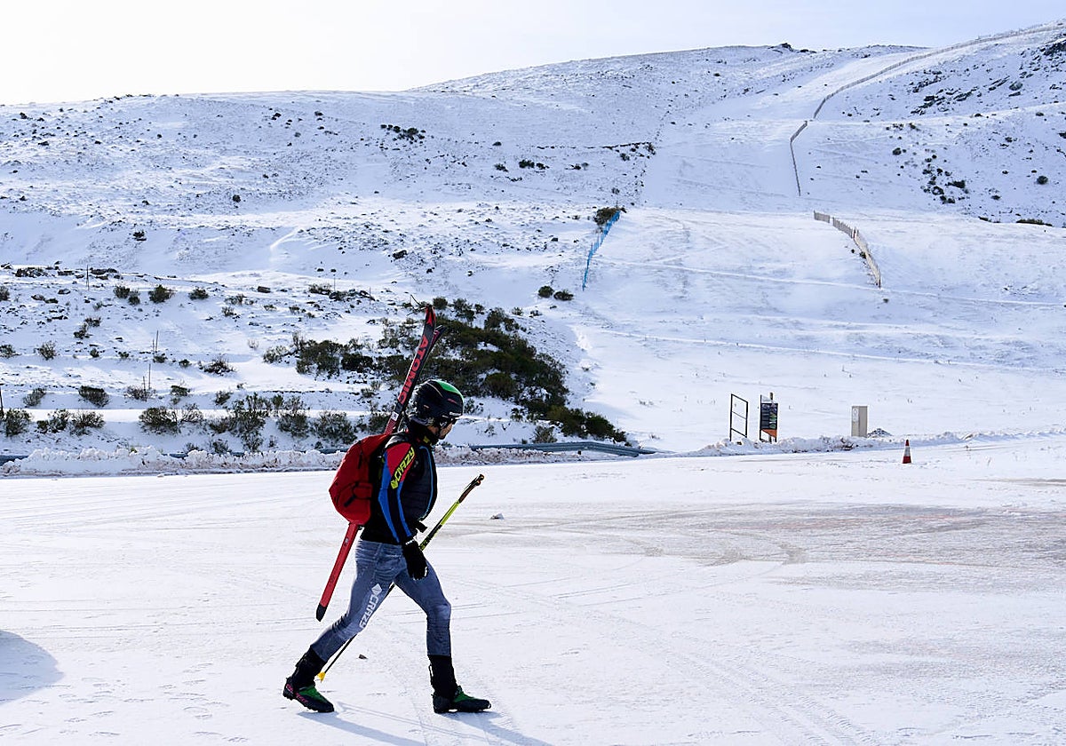 Una persona camina por la estación de esquí y montaña de Alto Campoo, Cantabria, donde sí han abierto las pistas