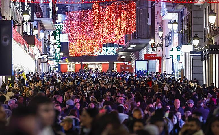 Imagen principal - Riadas de personas recorren estos días el centro de Madrid, como ocurre en otras ciudades españolas