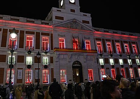 Imagen secundaria 1 - Riadas de personas recorren estos días el centro de Madrid, como ocurre en otras ciudades españolas