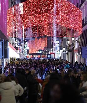 Imagen secundaria 2 - Riadas de personas recorren estos días el centro de Madrid, como ocurre en otras ciudades españolas
