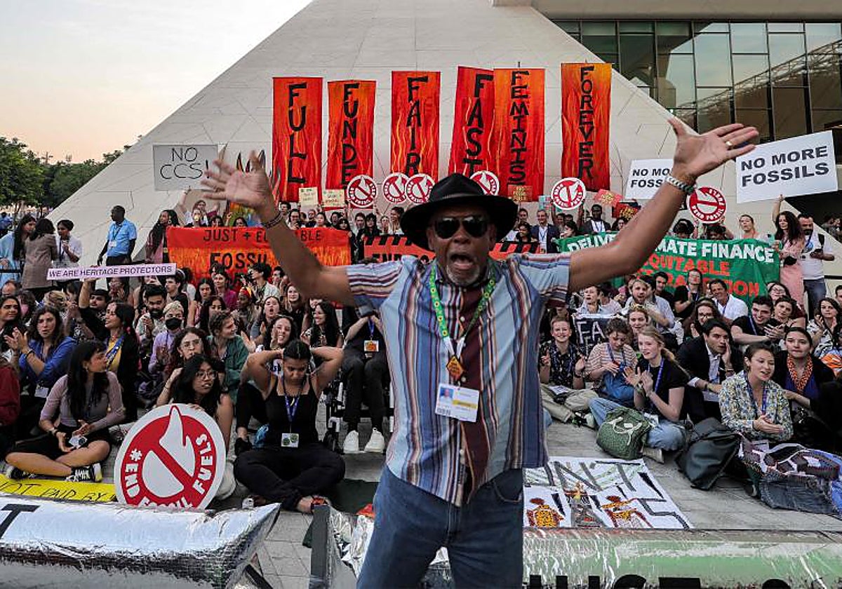 Protesta de activistas climáticos en la sede de la COP28, en Dubái