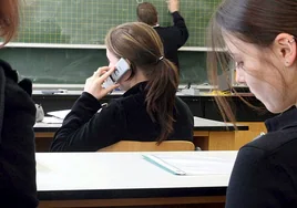 El Consejo Escolar de Cataluña pide restringir el uso del móvil en los institutos y prohibirlo en las escuelas