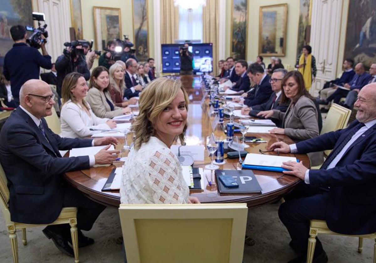 La ministra de Educación, Pilar Alegría, junto a los consejeros de las comunidades en la conferencia sectorial