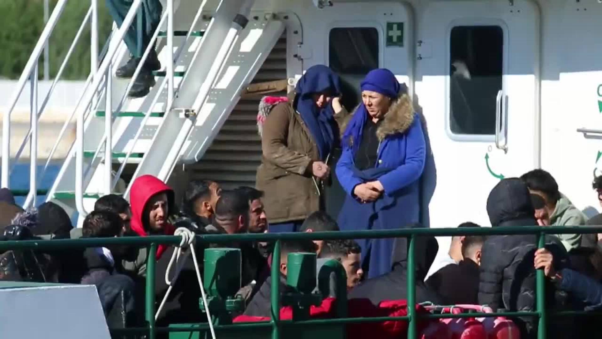 Trasladan a Motril a 80 inmigrantes que estaban en un islote cercano a la isla de Alborán
