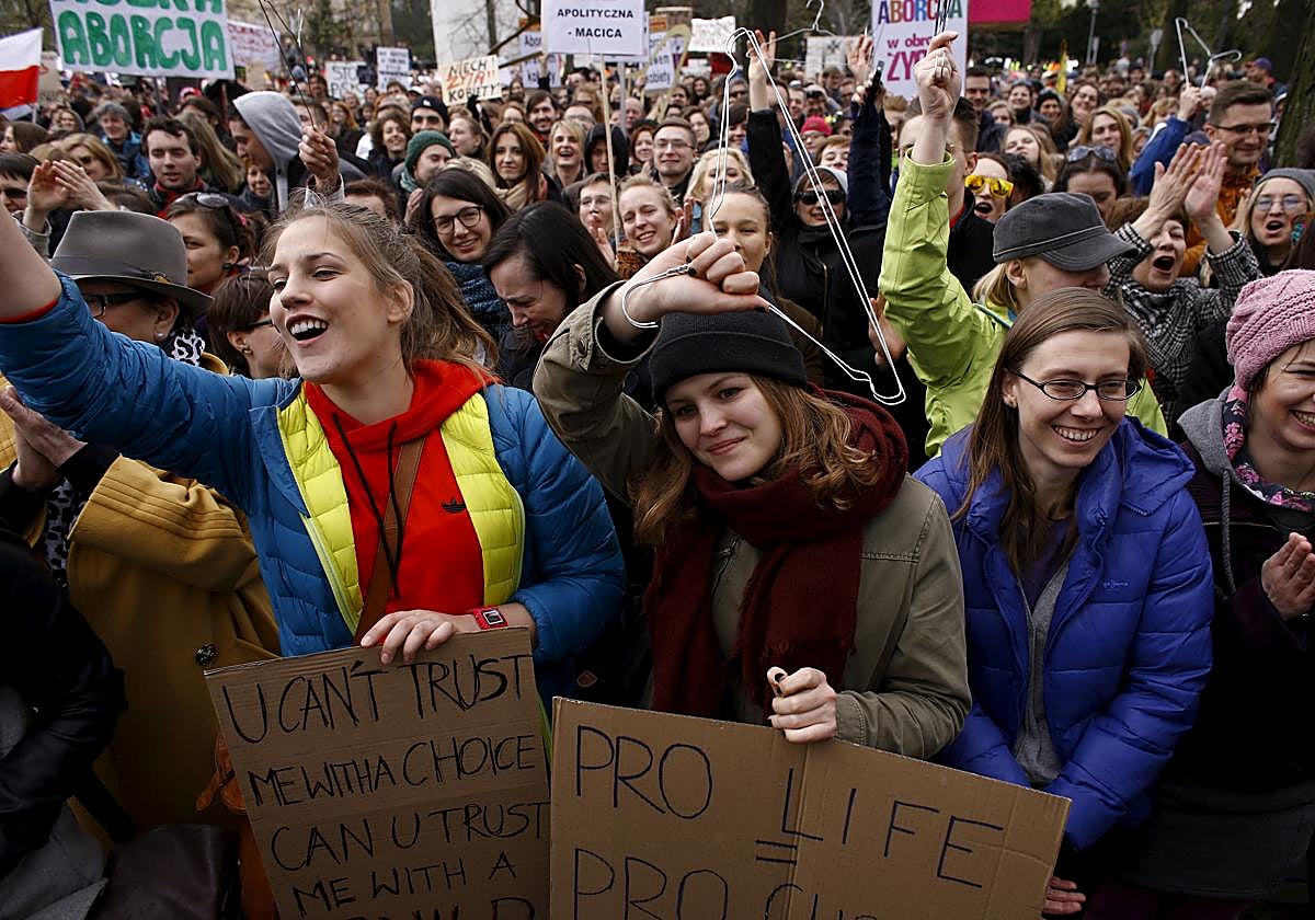 Manifestación contra el endurecimiento de la ley del aborto en Varsovia