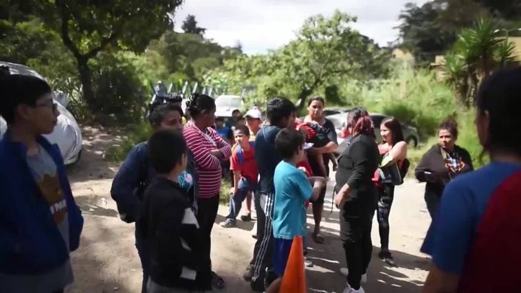Bombero cumple su tradicional y acrobática entrega de regalos de Navidad en Guatemala