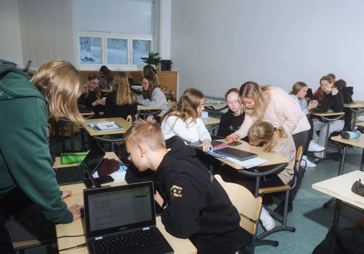 Alumnos finlandeses trabajan en grupo en una clase
