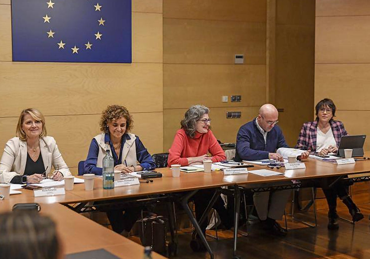 Los eurodiputados en su primer día de la misión a Cataluña para evaluar la inmersión