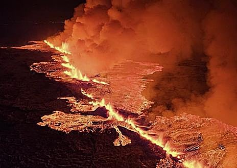 Imagen secundaria 1 - Distintas vistas de la erupción en Islandia
