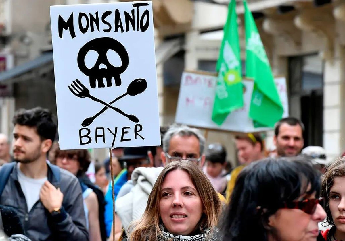 Manifestantes marchan por la agroecología y la resistencia civil contra el fabricante de semillas y pesticidas Monsanto en una imagen de archivo