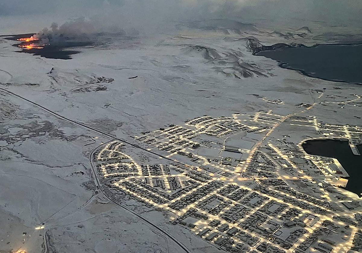 Vista aérea de la erupción del volcán cerca de la localicad de Grindavik (Islandia)