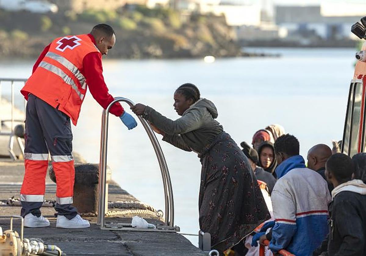 La Salvamar Al Nair rescató este martes a 48 personas, entre ellas 8 mujeres y cuatro menores, de origen subsahariano y magrebí, cuando viajaban en una embarcación neumática rumbo a Lanzarote