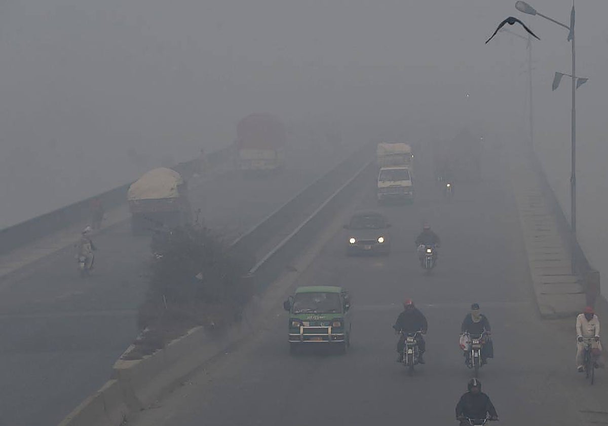 Una calle de Lahore, al este de Pakistán, apenas visible por la contaminación