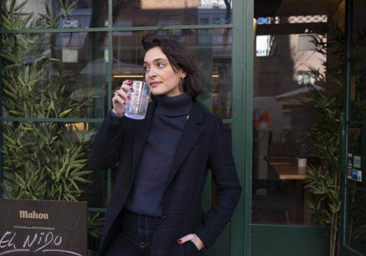 Sofía Carreras ha tenido que simular con agua con gas, hielo y limón que su copa era un gin tonic