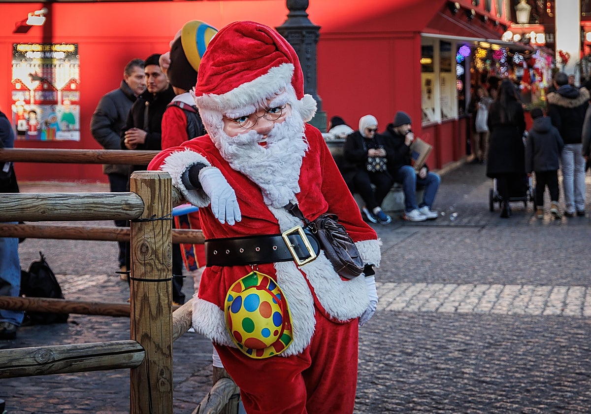 Un Papá Noel en el mercado navideño de la Plaza Mayor de Madrid