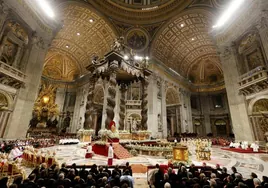 El Papa celebra la misa de Navidad y denuncia que «el rugir de las armas» impide que Dios encuentre posada en el mundo