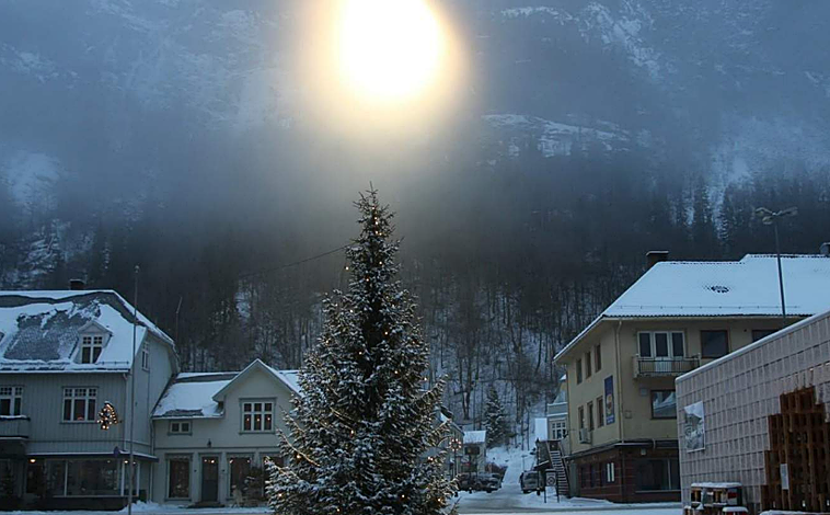 Imagen principal - La luz que los tres espejos proyectan sobre Rjukan