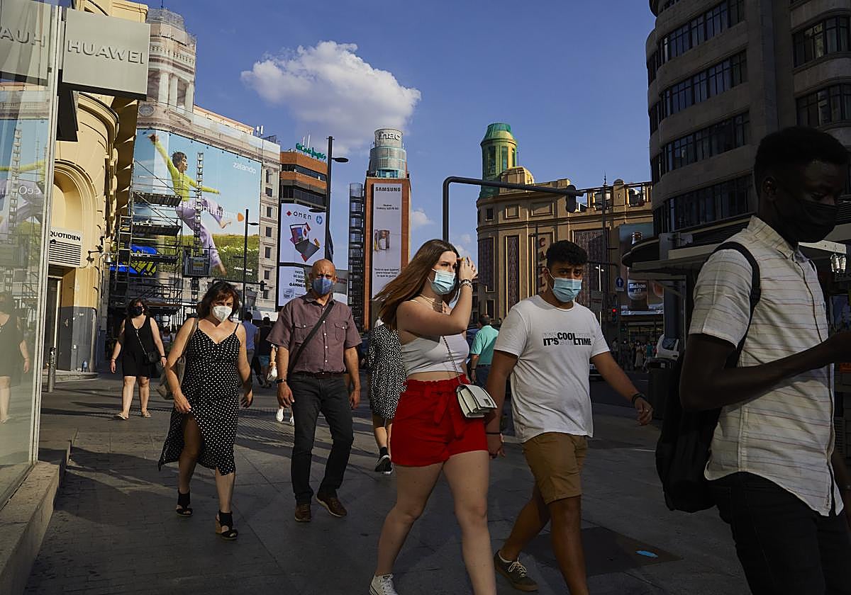 Ciudadanos con mascarilla en Madrid.