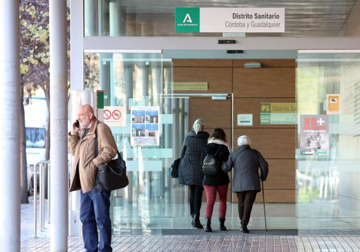 Varias personas llegan a un centro de salud en Córdoba