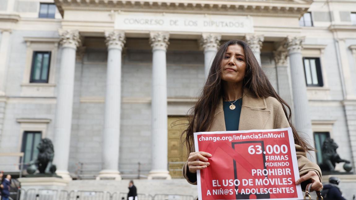 Unas docentes presentan una campaña de regulación de los teléfonos móviles en menores