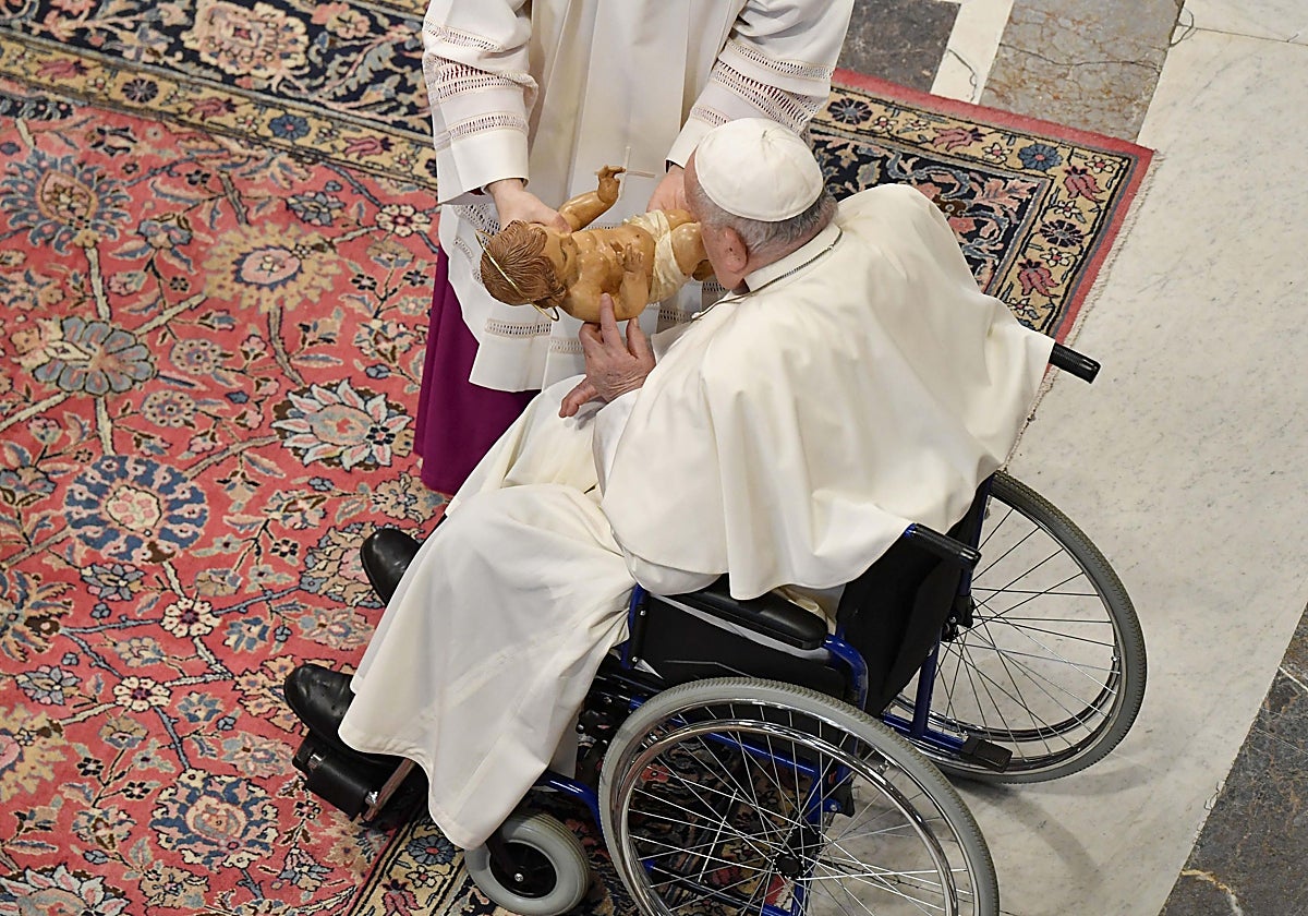 El Papa Francisco celebra adorando al Niño Jesús la festividad de Año Nuevo