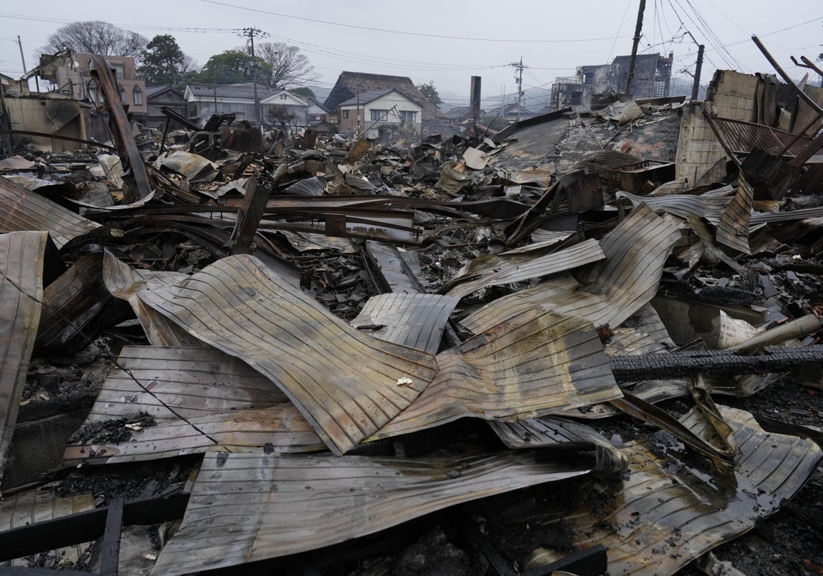 Imágenes de restos quemados de estructuras y edificios en la ciudad de Wajima