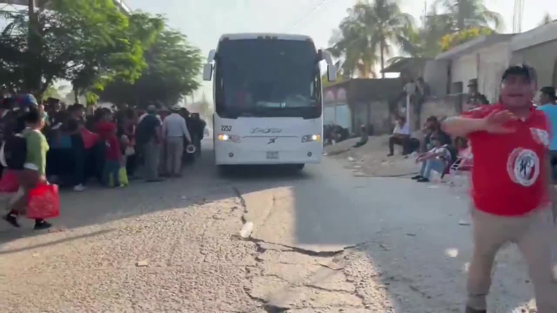 Caravana De Miles De Migrantes Para Y Se Entrega A Autoridades ...