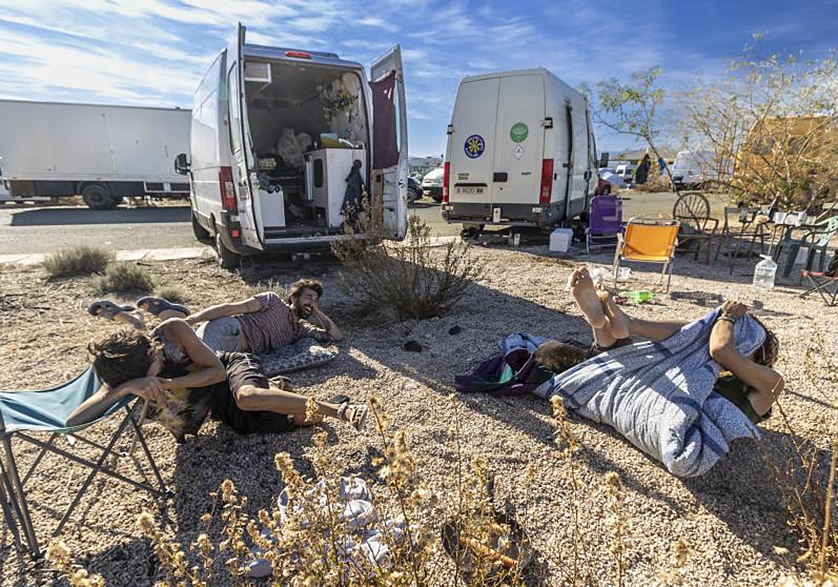Varios participantes en la 'rave' de Fuente Álamo, este miércoles, en un descanso