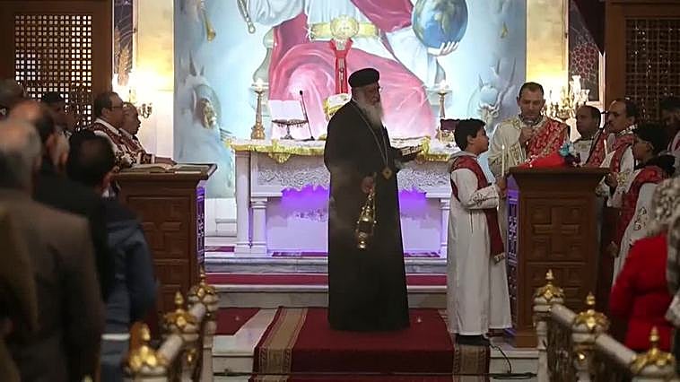 Cristianos coptos ortodoxos en El Cairo celebran la misa de Nochebuena