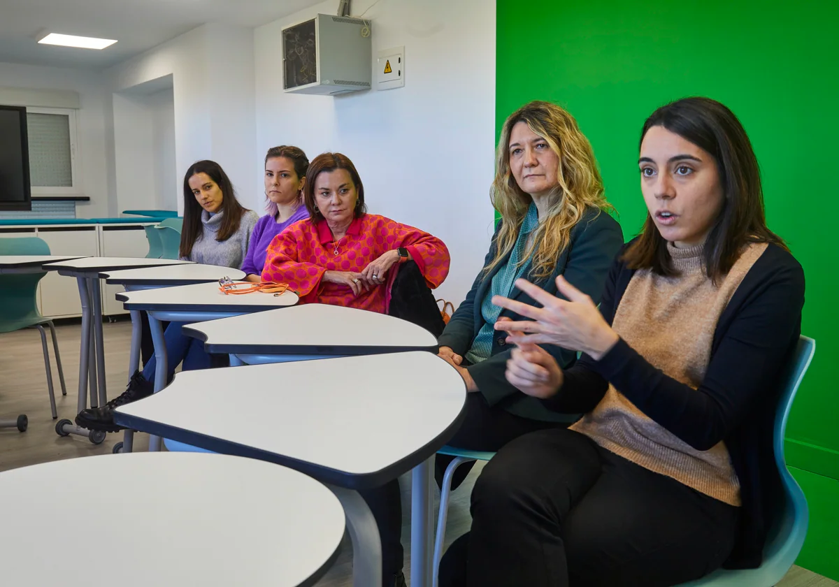 Equipo del programa de la Comunidad de Madrid 'Enlace salud mental' en un colegio de Arganda del Rey