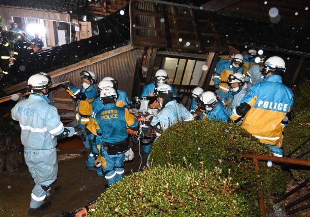 Momento en el que la anciana es rescatada tras pasar cinco días en los escombros dejados por el terremoto de Japón