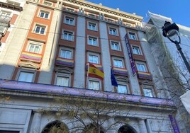 Feministas piden a Redondo la retirada de las banderas trans de la fachada del Ministerio de Igualdad