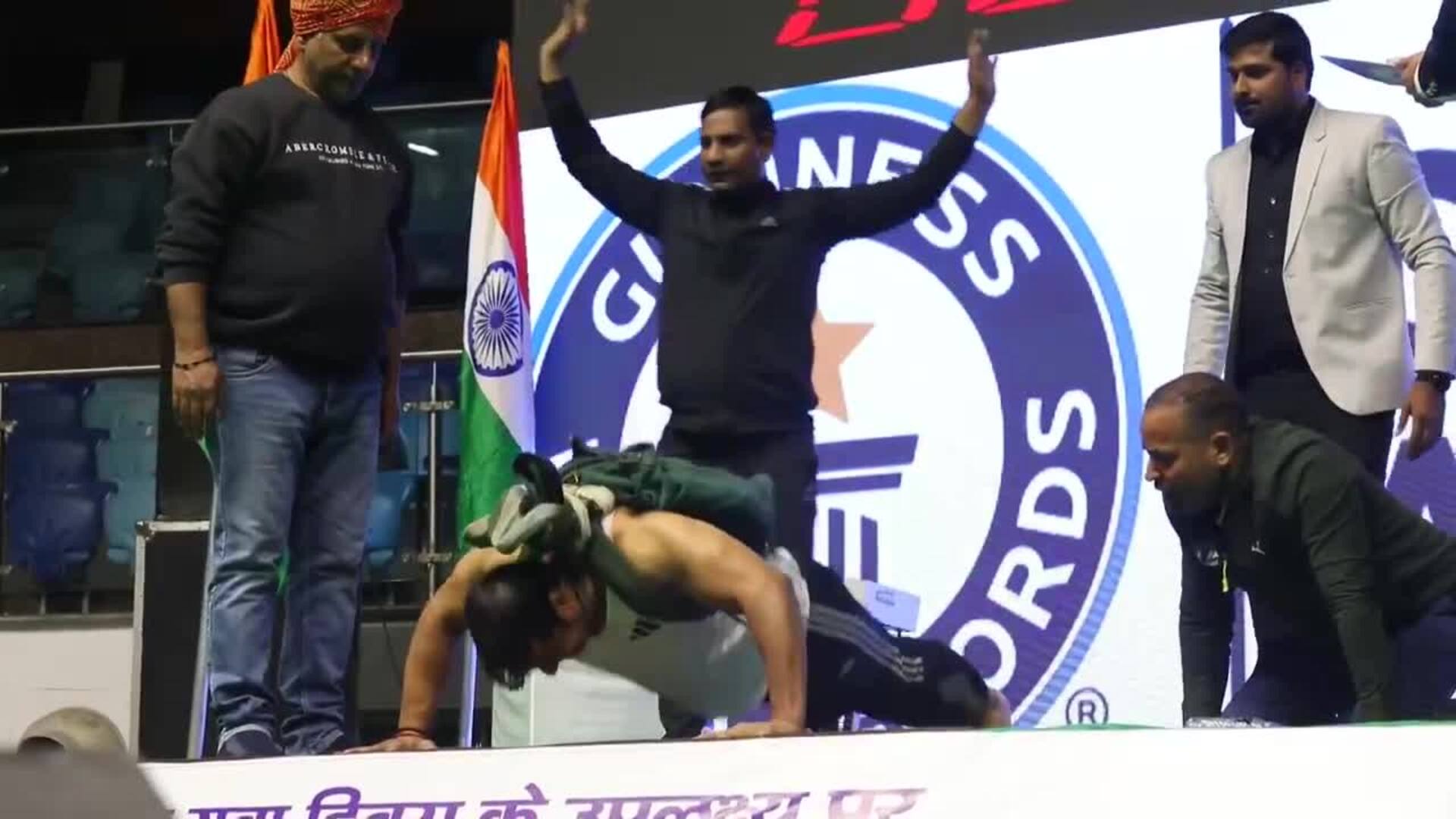 Un indio bate récord Guinness al realizar 743 flexiones con 36 kilos de peso en una hora