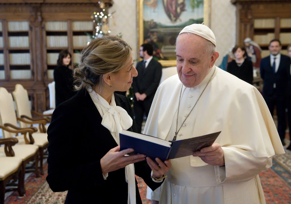 Yolanda Díaz junto con el Papa Francisco en la primera visita de la vicepresidenta