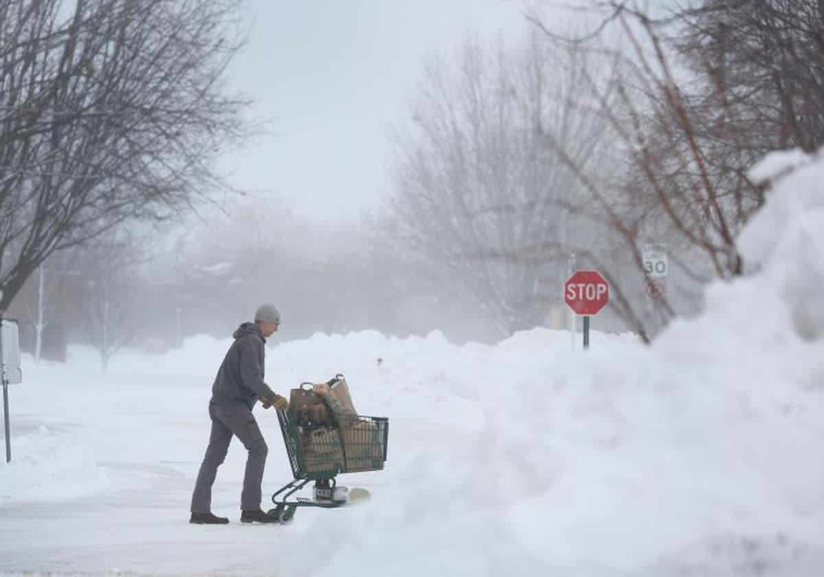 Un ciudadano recorre las frías calles de Iowa (EE.UU.)