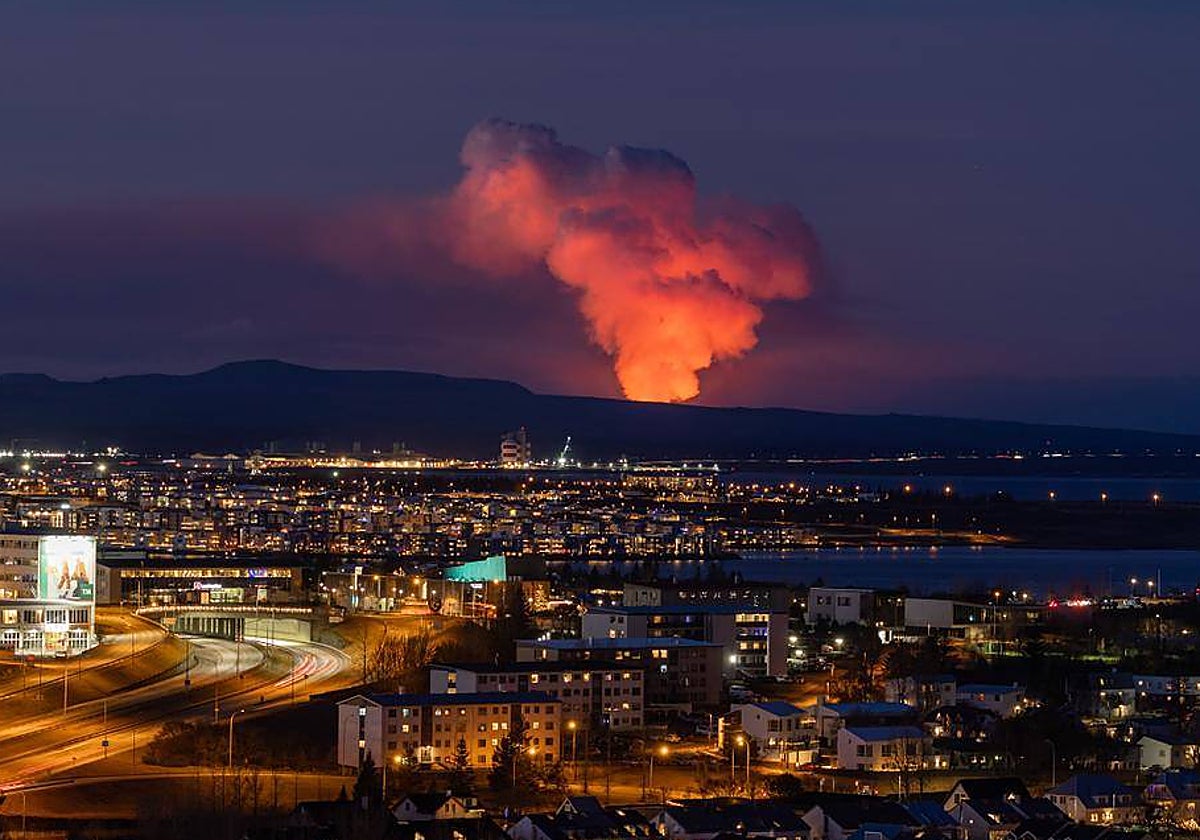 Vista del volcán desde la localidad islandesa de Grindavík