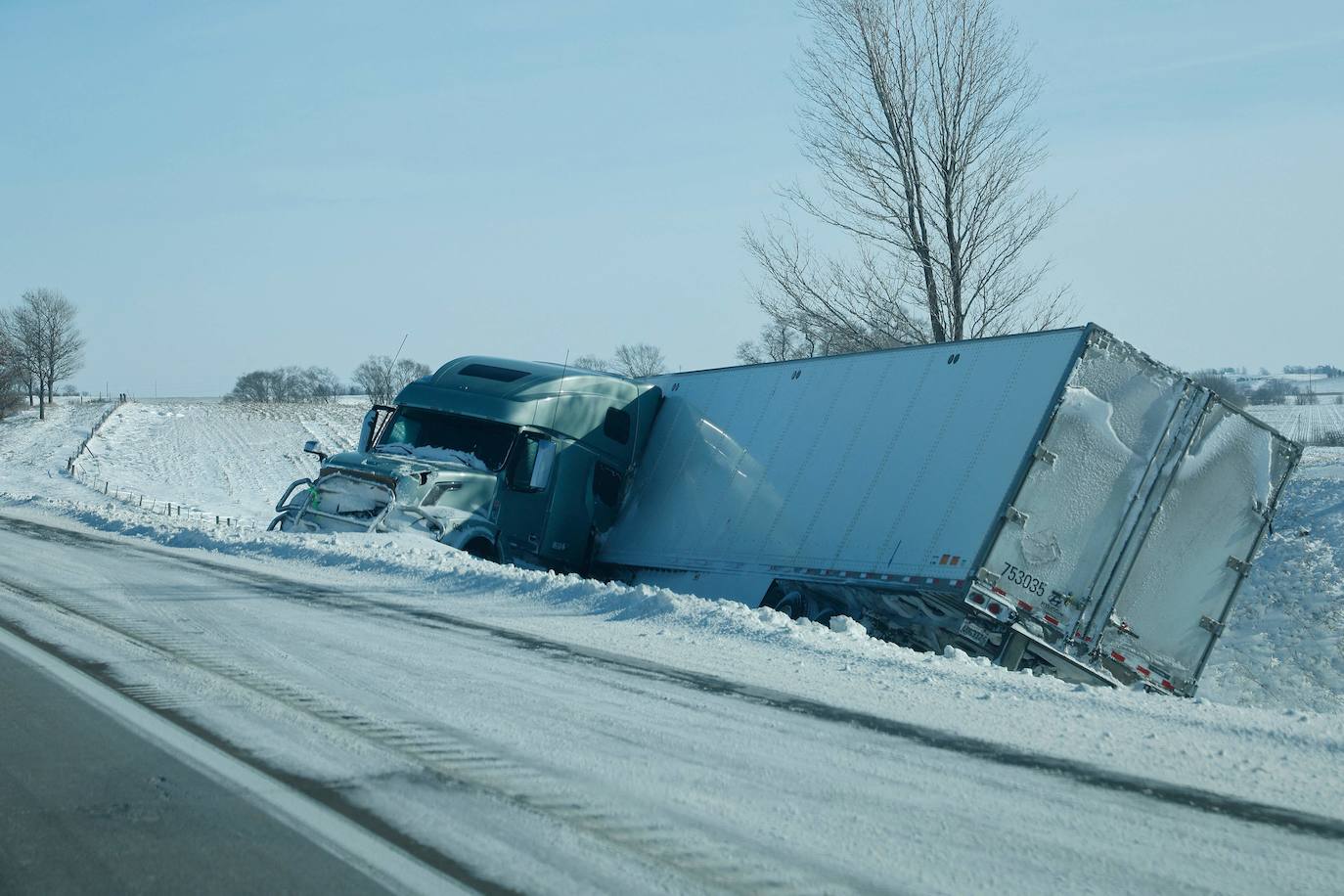 Un camión con remolque destrozado en la cuneta de la carretera interestatal 80 en dirección este en Williamsburg, Iowa