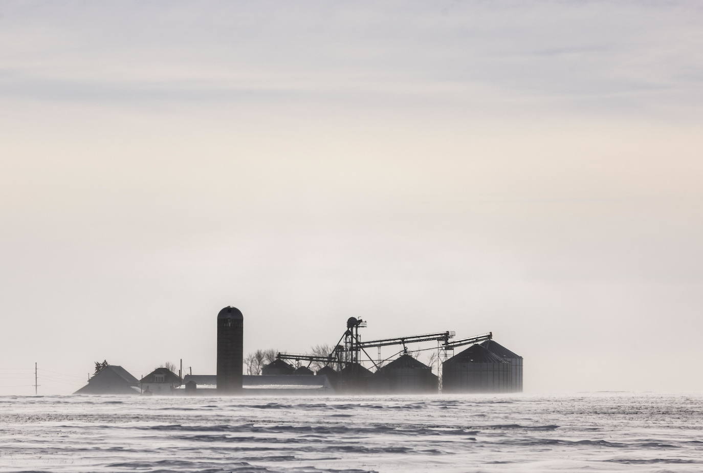 Edificios agrícolas en la nieve tras una tormenta de nieve a principios de esta semana en el condado de Polk, Iowa