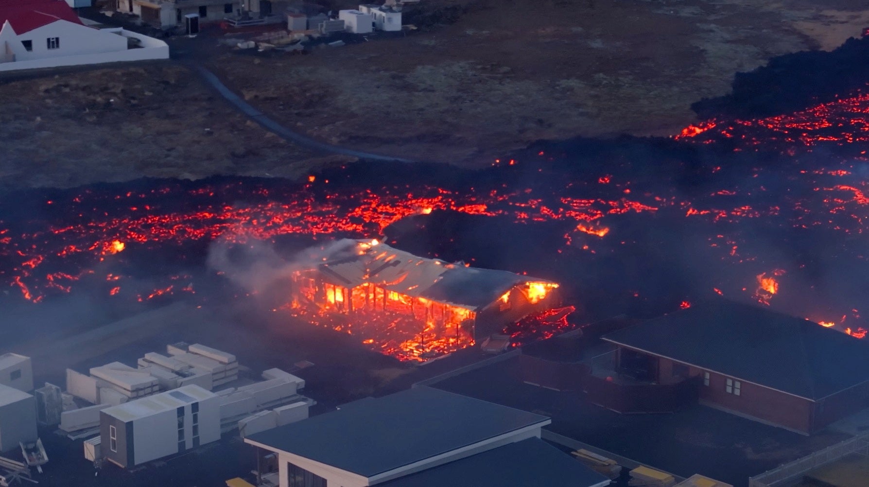 Una casa en llamas tras ser afectada por la lava en Grindavik