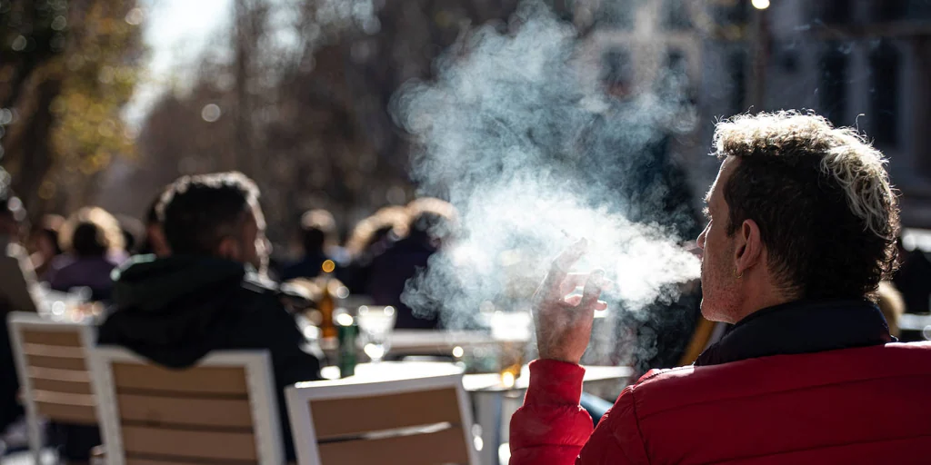 Miles de españoles fuman ahora 'pesticida' para ahorrarse el