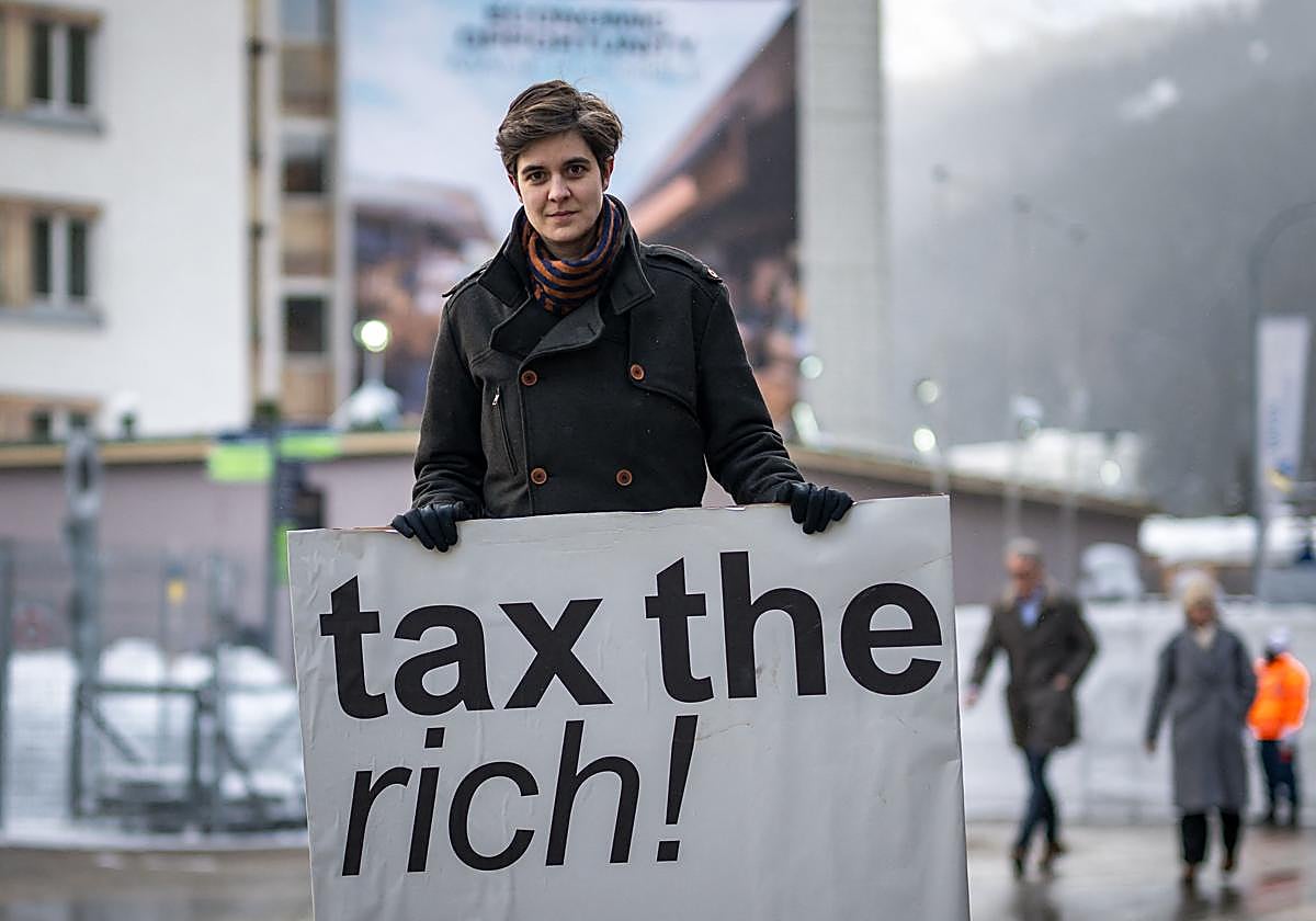 Marlene Engelhorn, a las puertas del Foro de Davos con un cartel que pide gravar con impuestos a los ricos