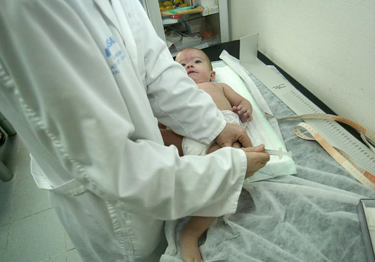 Vacunación a un bebé