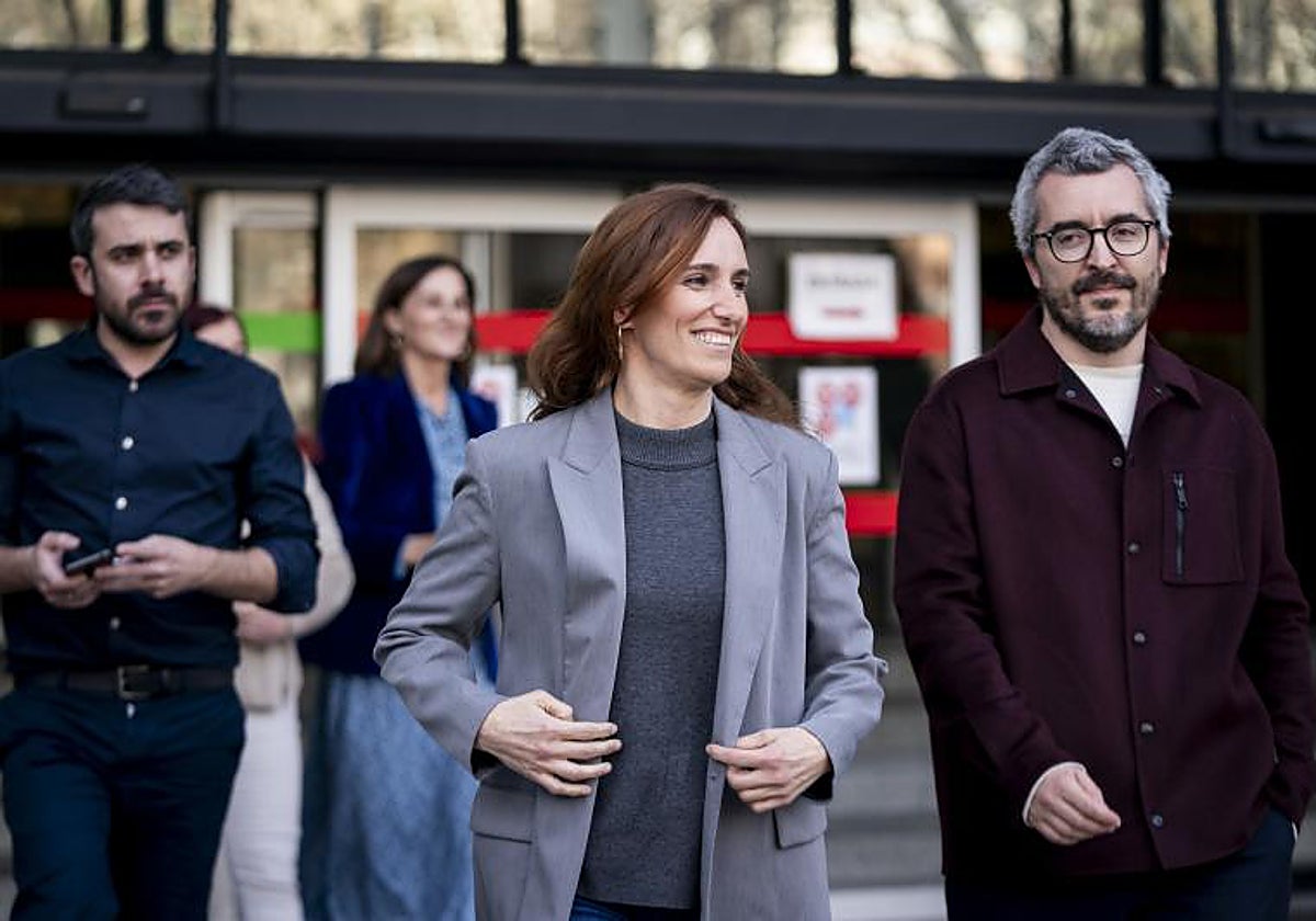 La ministra de Sanidad, Mónica García, y el secretario de Estado de Sanidad, Javier Padilla, el sábado instantes antes del comienzo del examen MIR