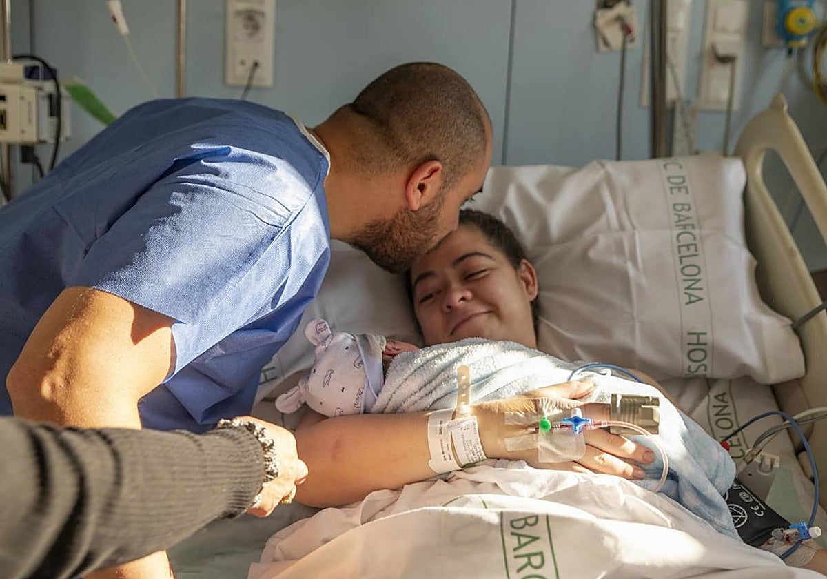 Maira Montes y su pareja junto a su bebé, Manuel