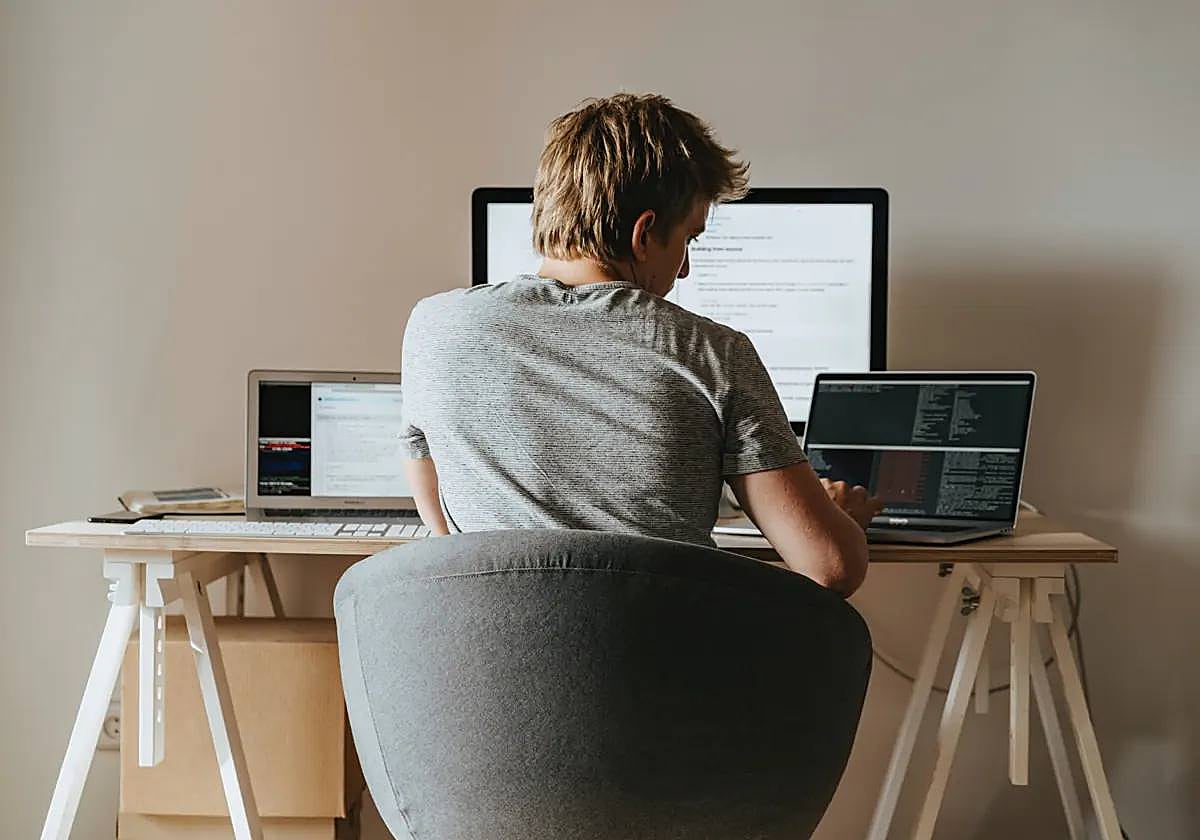 Los hombres que teletrabajan se encargan de más tareas del hogar, pero siguen por detrás de ellas